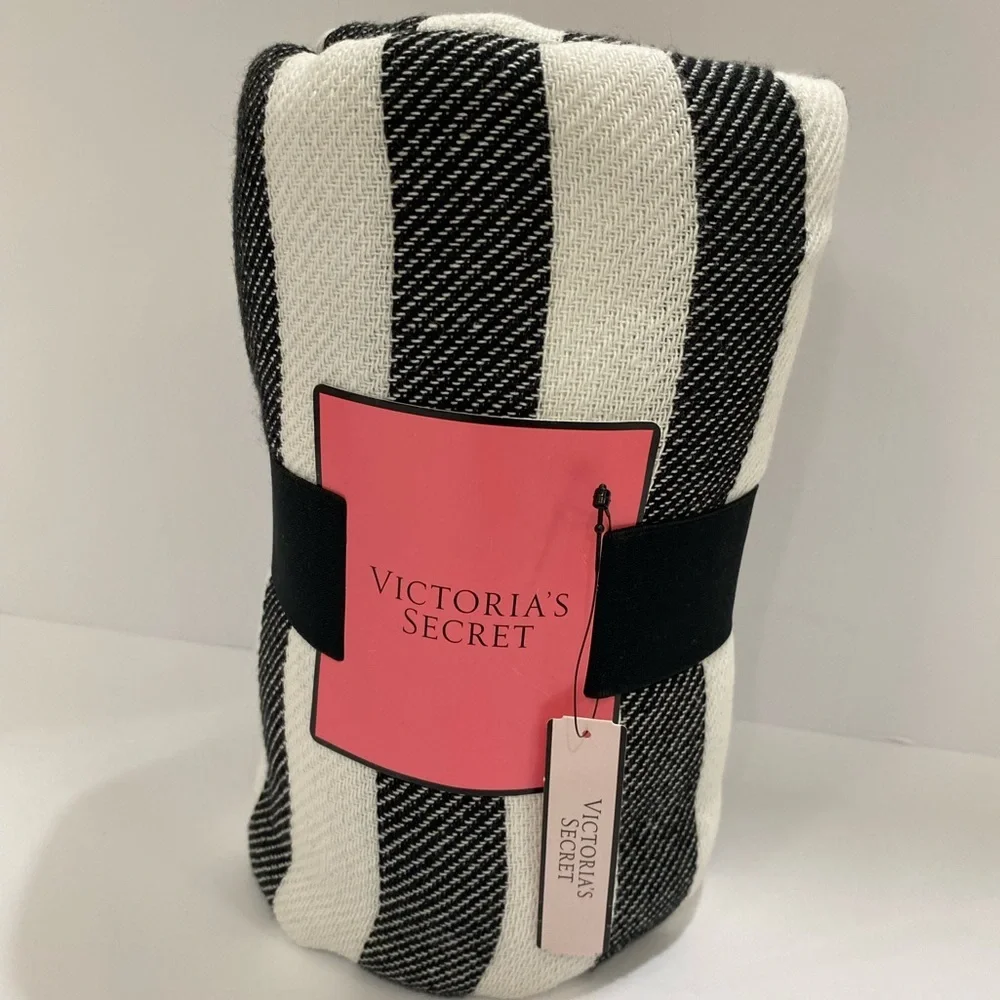VICTORIA SECERT✨ NEW✨ 50in x 60in NWT - Picture 1 of 6